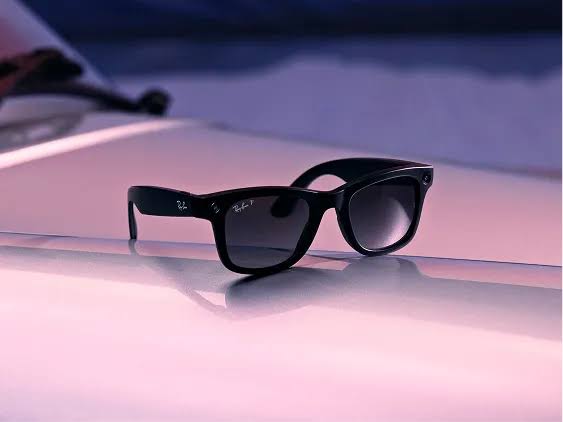 Bluetooth smart sunglasses for music and hands-free calling